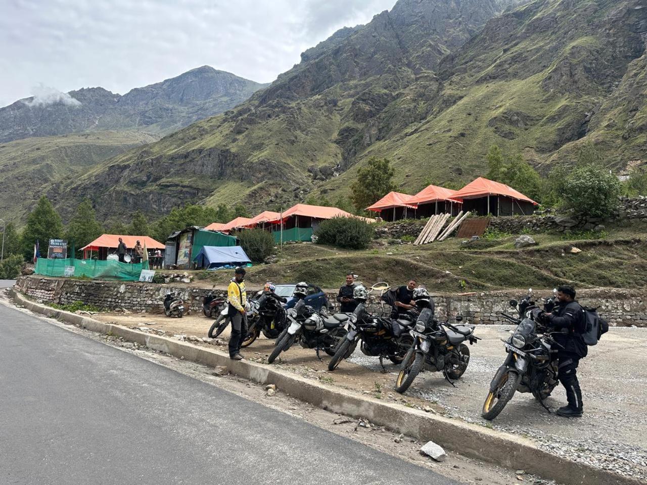Buddy Hikers Stay Badrinath Luaran gambar